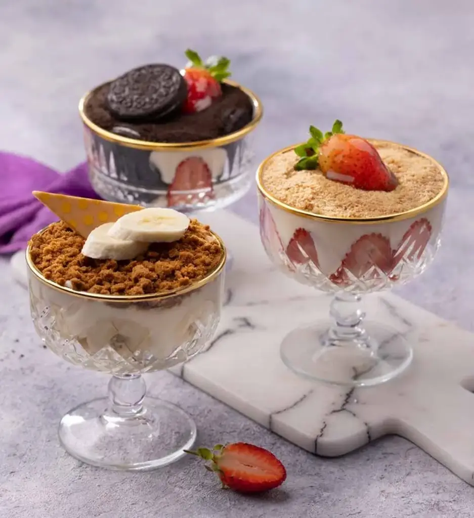 Strawberry Madoleine with Cocoa Biscuits